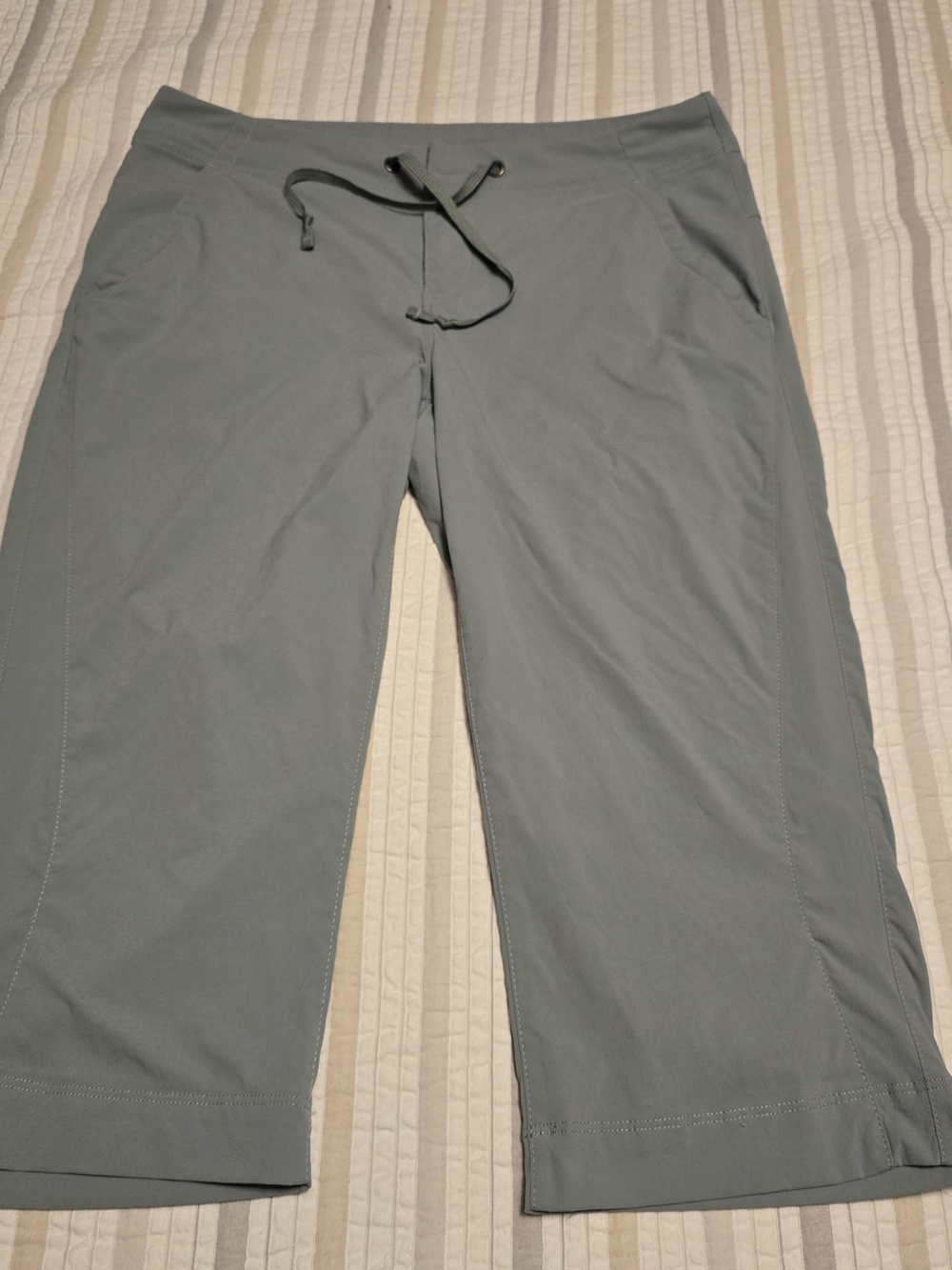 Columbia Women's Sage Green Drawstring Capris